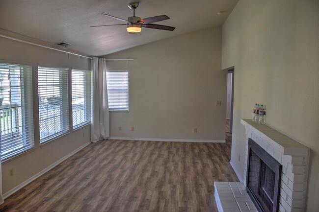 Beautiful Upgraded Two Bedroom Upstairs To... - Beautiful Upgraded Two Bedroom Upstairs To... Casa