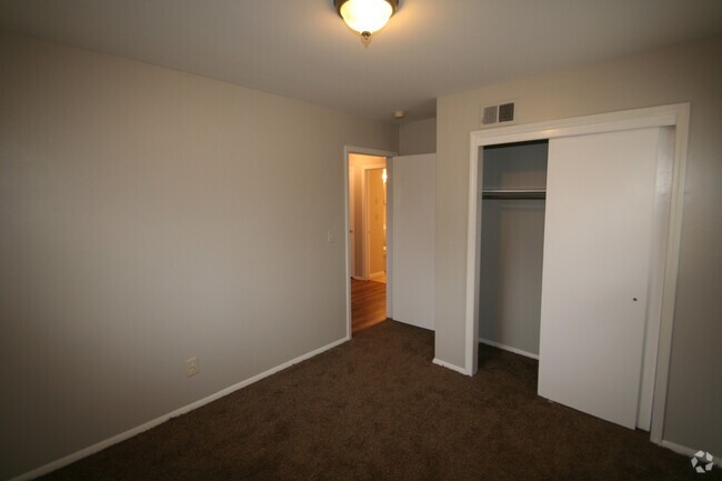 Building Photo - 4 bed- 1 bath!! Rental
