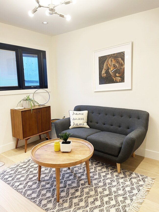 Building Photo - 282 E 18th Ave