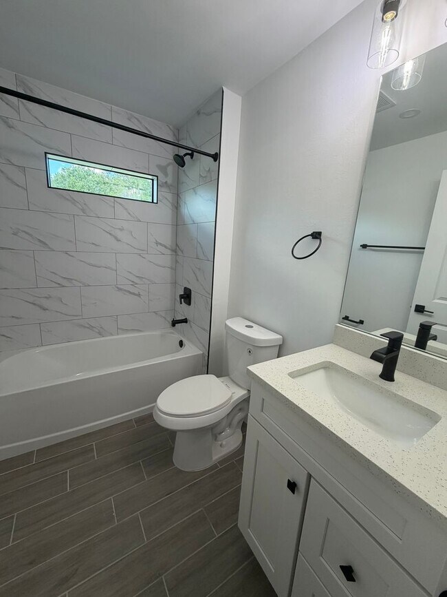 Photo - 2918 16th St W