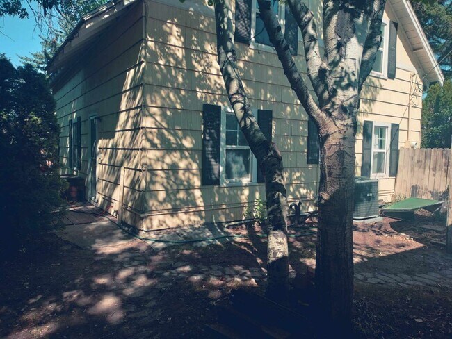 Photo - Charming 5 Bed, 2 bath home in the heart o...