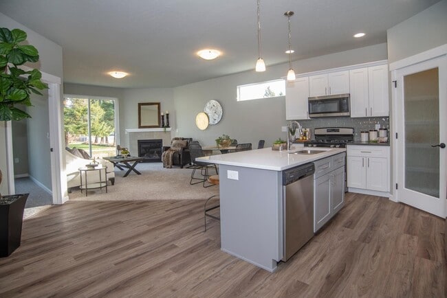 Building Photo - 2 Bed 2 Bath Single level home in Gated pr...