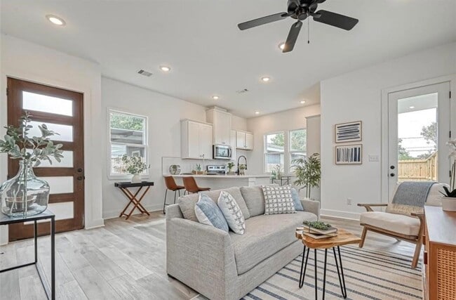 Building Photo - 8405 Schneider St