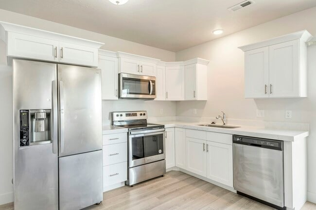 Building Photo - 4763 Silver Ridge Rd Unit B