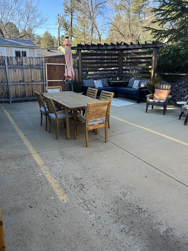 Patio cerrado delantero y trasero - 114 Brush St