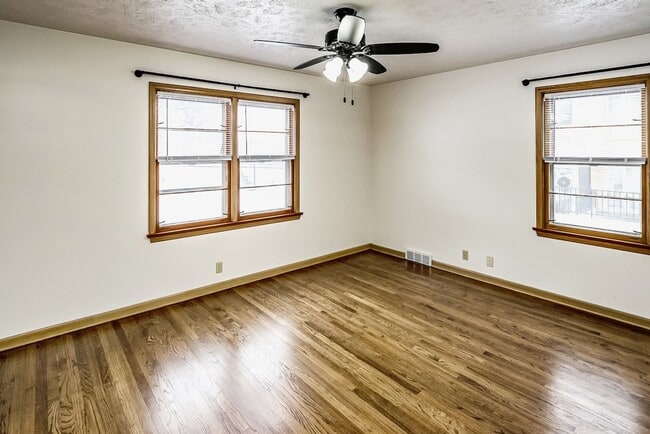 Building Photo - PRE-LEASING Spacious 3-Bed and 2-Bath Apartment! Unit 6650-1