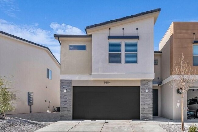 Building Photo - Stunning End-Unit in South Desert Townhomes