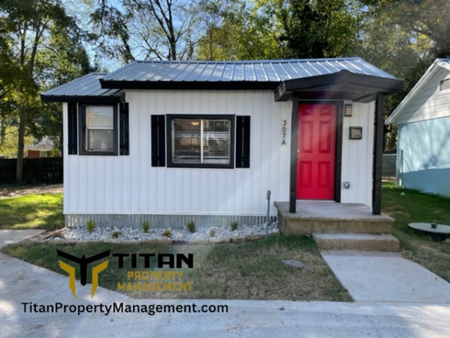 Building Photo - Super Cute One Bedroom Tiny House!