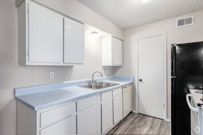 Summer Oaks Apartments - Kitchen