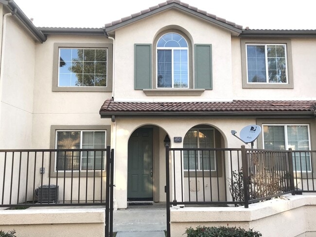 Building Photo - Beautiful 2 Bedrooms,  2.5 Bath Townhome with 2 Car Attached Garage in Ontario