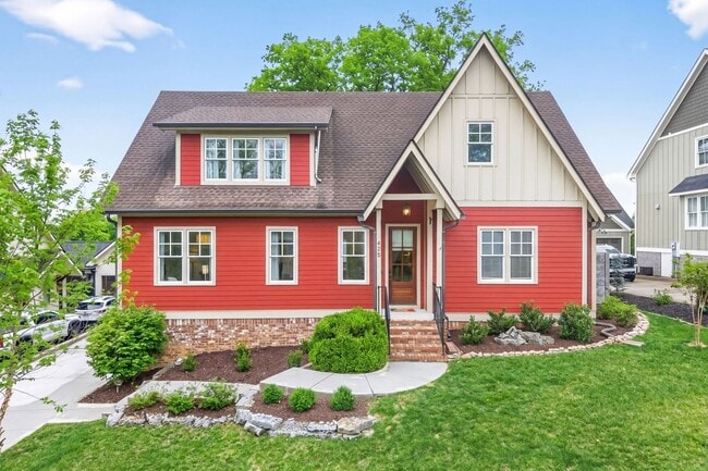 Building Photo - Great location, less than one mile from Historic Downtown Franklin.