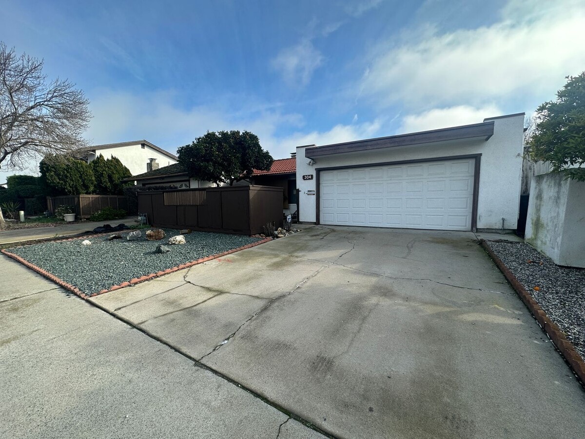 Photo - 304 De Vega Ct