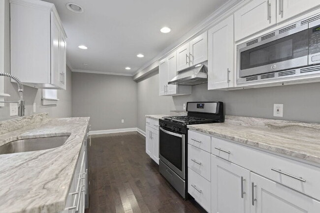 Photo - 2222 Essex St