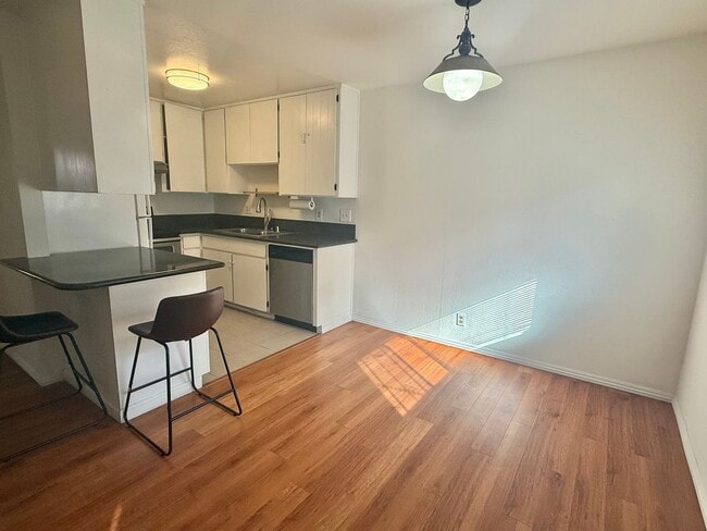 Photo - CAMPBELL - Downstairs unit in desirable location Unidad 29