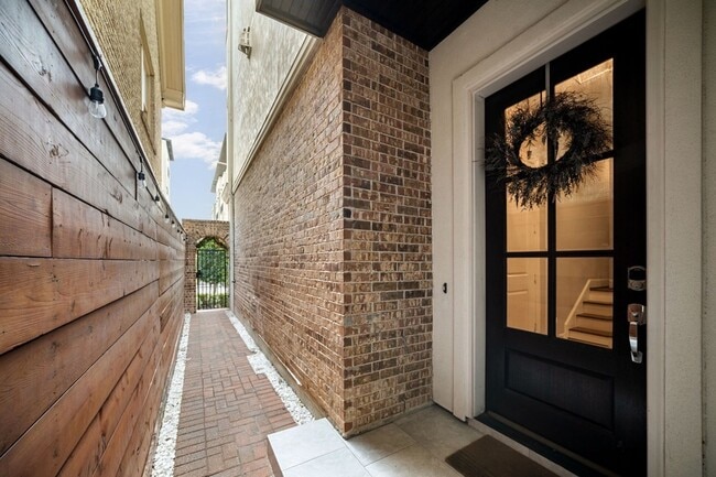306 W Saulnier St