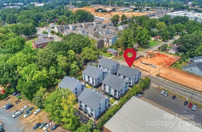 Photo - 215 Freeland Ln