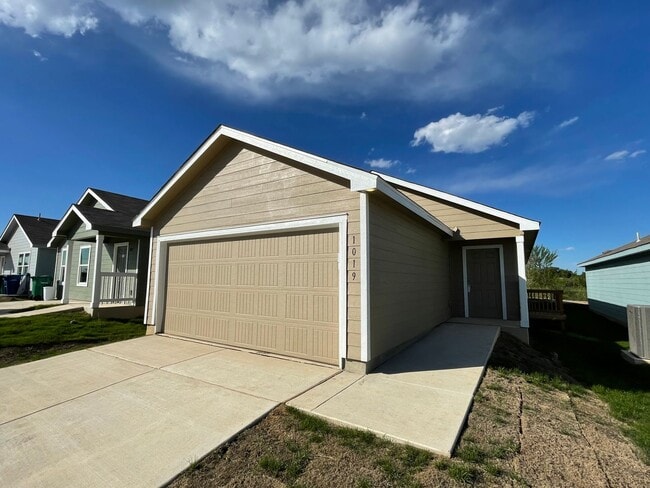 Building Photo - Beautiful Like-New Home on the Golf Course in Mission Del Lago!