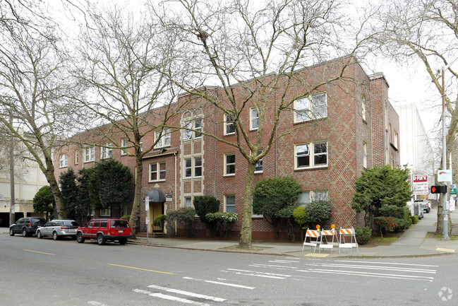 Building Photo - Spacious Units in a Vintage Brick Building... Rental