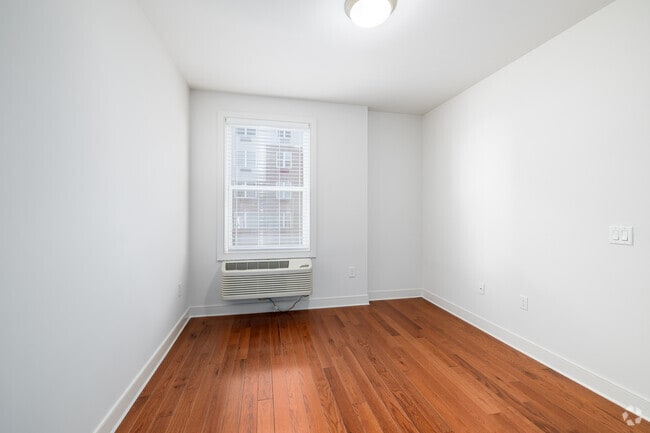 1BR, 1BA - 740SF - Bedroom
