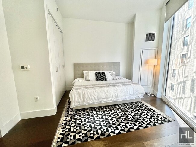 Photo - East 44th Street Unit 28F