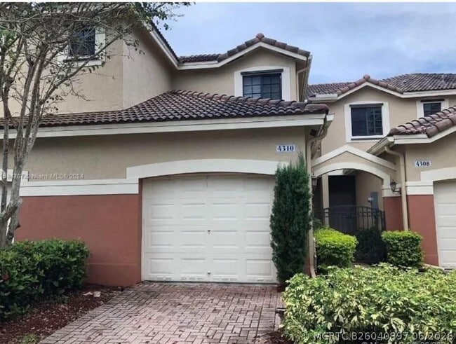 4310 Vineyard Cir