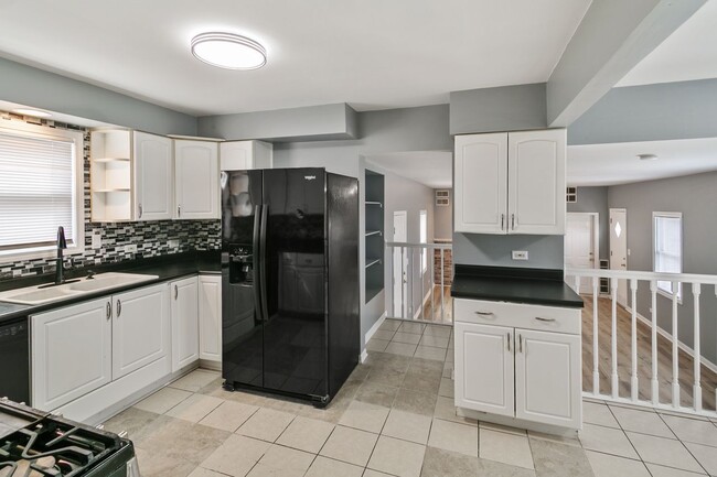 Photo - 14500 Sawyer Ave