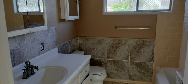 Bath - 704 N Thompson Ave Unit rental