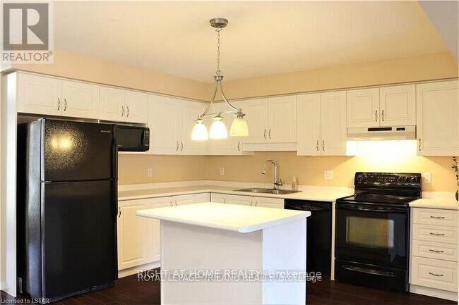 Photo - 709 Silversmith St