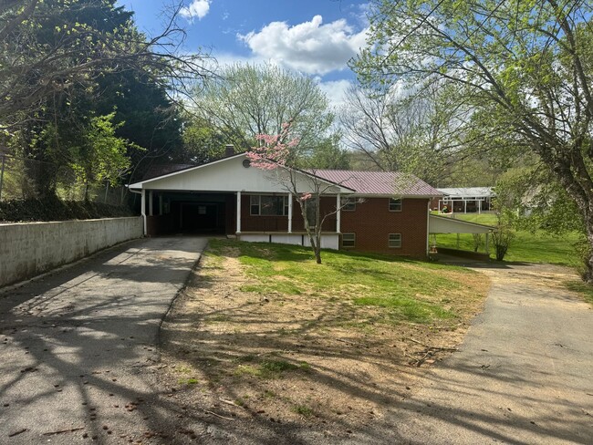 Building Photo - 3 Bedroom, 2 Bathroom Home located in Greeneville, TN