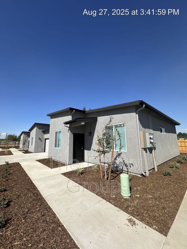 Building Photo - 4112 E Kaweah Ave Rental
