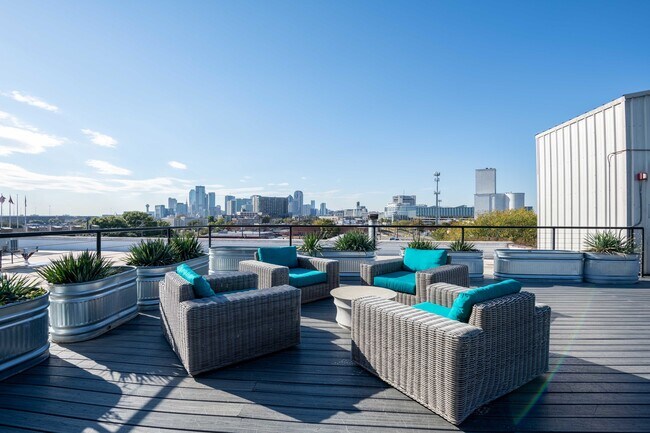 Salón al aire libre con vistas al centro - Mitchell Lofts