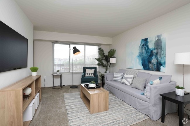 1BR, 1BA - 745 SF