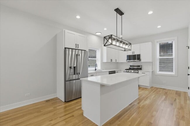 Building Photo - 858 N Paulina St