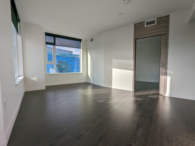 Photo - 1010-9887 Whalley Boulevard Unit 1010