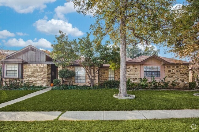 Building Photo - 3 Bedroom Duplex - Updated and Bright - Av... Rental