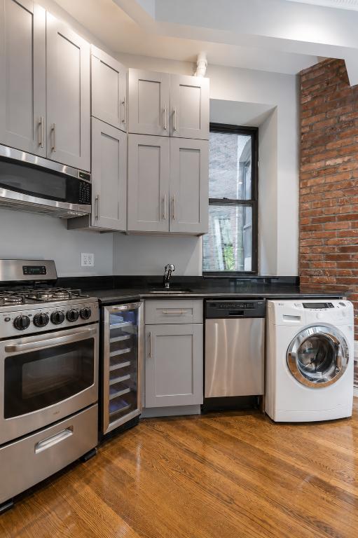 Building Photo - 250 Mott St