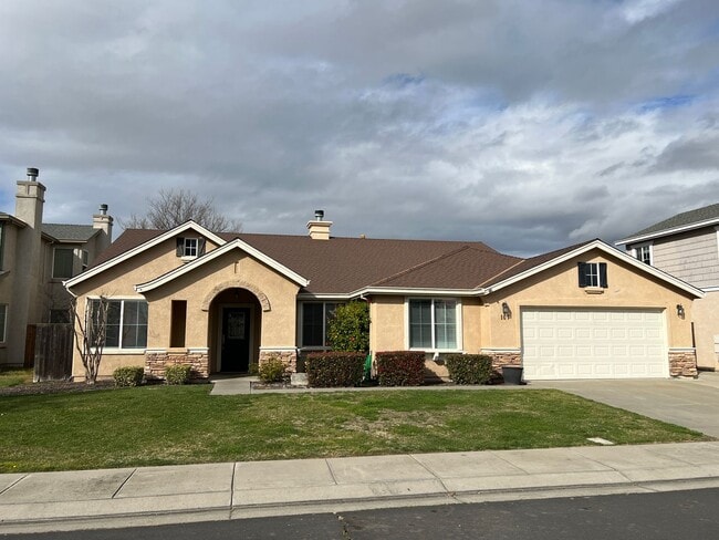 Building Photo - 4 bedrooms, an office and single-story home with a pool!!