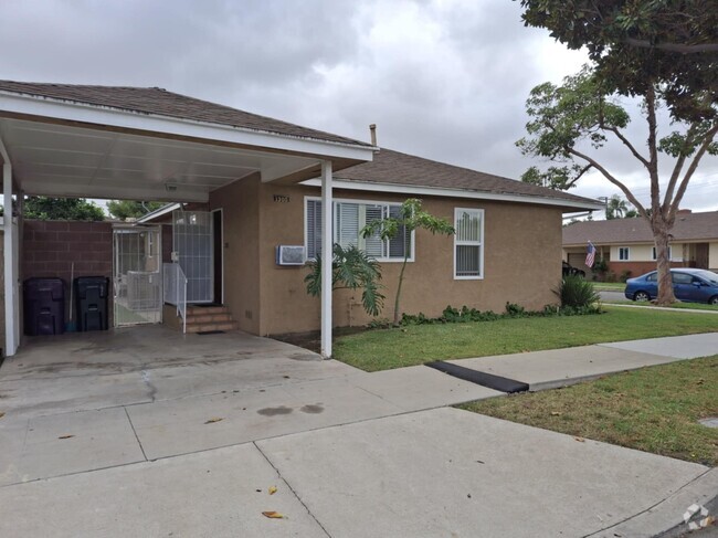 Building Photo - 1300 E 60th St Unit 1 bedroom duplex corner Rental