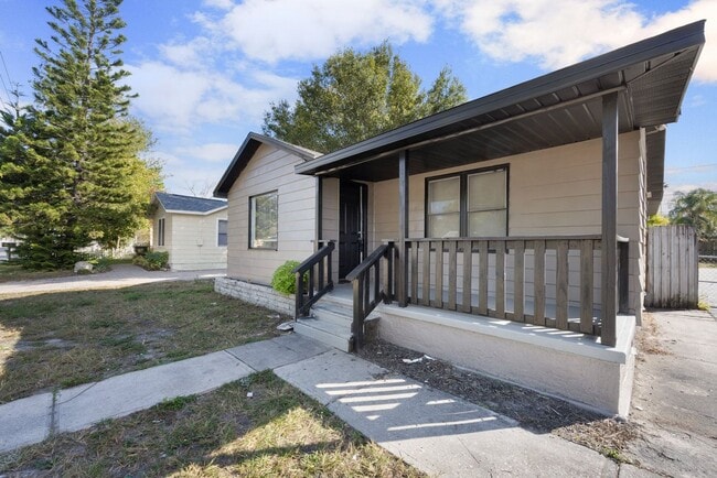 Photo - Cute St Pete Bungalow 3/1