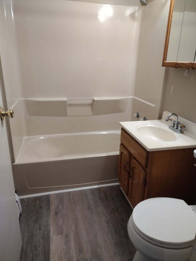 bath - 261 William St Unit 1