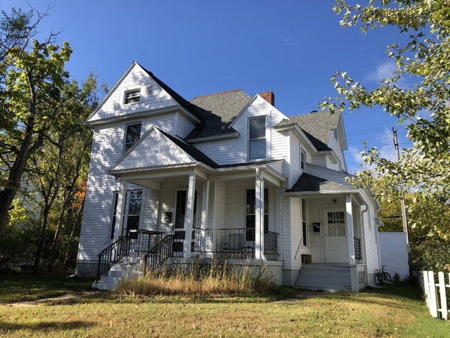Building Photo - Great 6 bed 3 bath not far from UWEC! Available June 1st