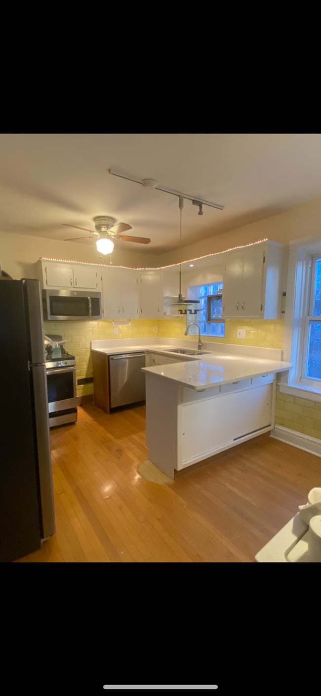 Updated kitchen - 4532 S Francisco Ave Unit 2