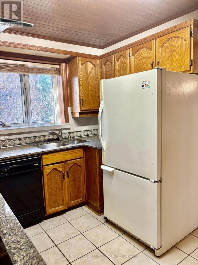 Photo - 397 Centre St E