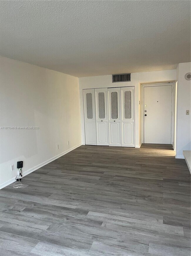 Photo - 16909 N Bay Rd Unidad 904