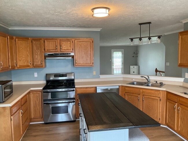 Photo - Large 3 Bedroom 2.5 bath townhome with additional finished room.