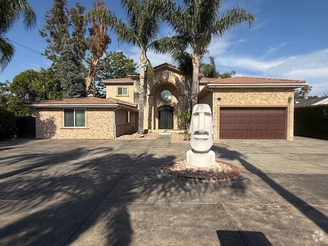 Building Photo - Gated estate with a backyard oasis Rental