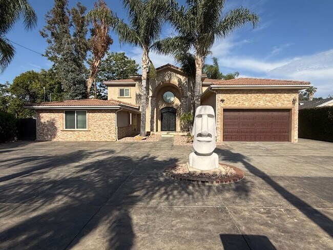 Gated estate with a backyard oasis - Gated estate with a backyard oasis House