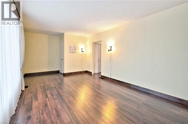 Photo - 1476 Barton St E