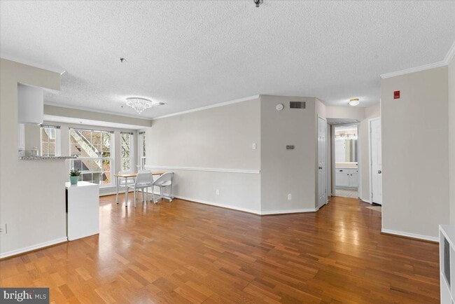 Building Photo - 1524 Lincoln Way Unit 325