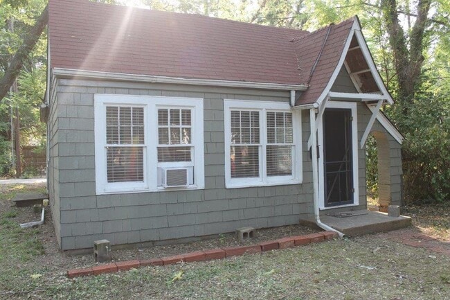 Building Photo - 927 S Flood Ave